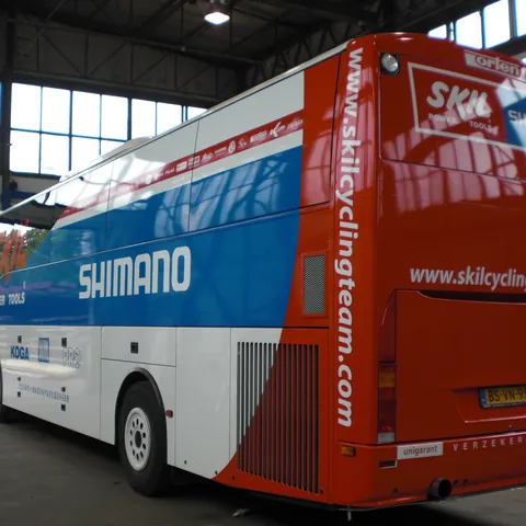 Teambus eines Radsportteams, rundum foliert in Rot, Weiß und Blau, 2008