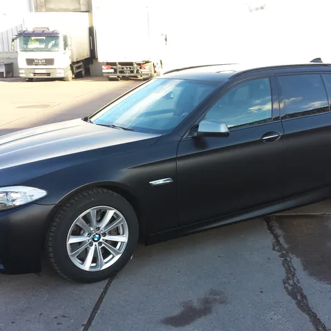 Dunkler BMW 5er Touring mit matter Folie, 2014