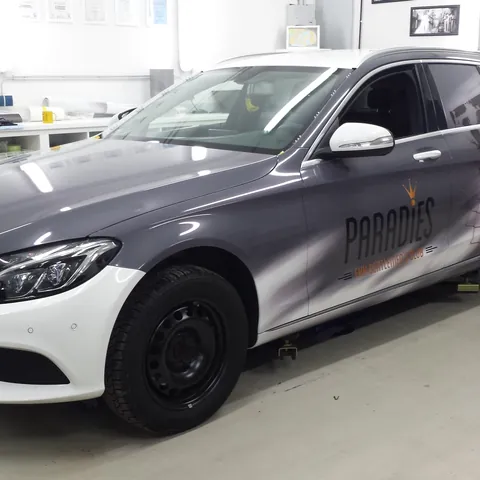 Mercedes C-Klasse mit Teilfolierung in Grau und Schriftzug, 2016