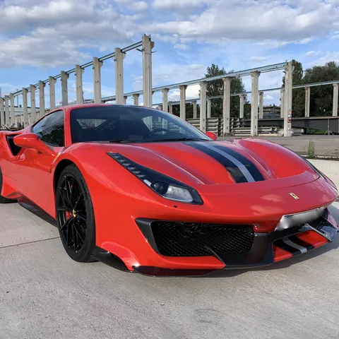 Ferrari 488 Pista in Rot mit schwarzen Streifen, 2020
