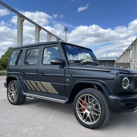 Mattschwarze Mercedes G-Klasse mit goldenen Streifen an der Seite, 2024