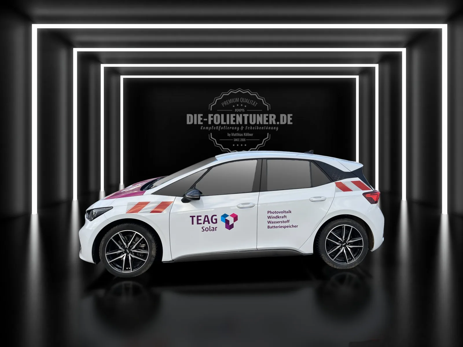 Pkw mit Beschriftung für ein Energieunternehmen im Lichttunnel.