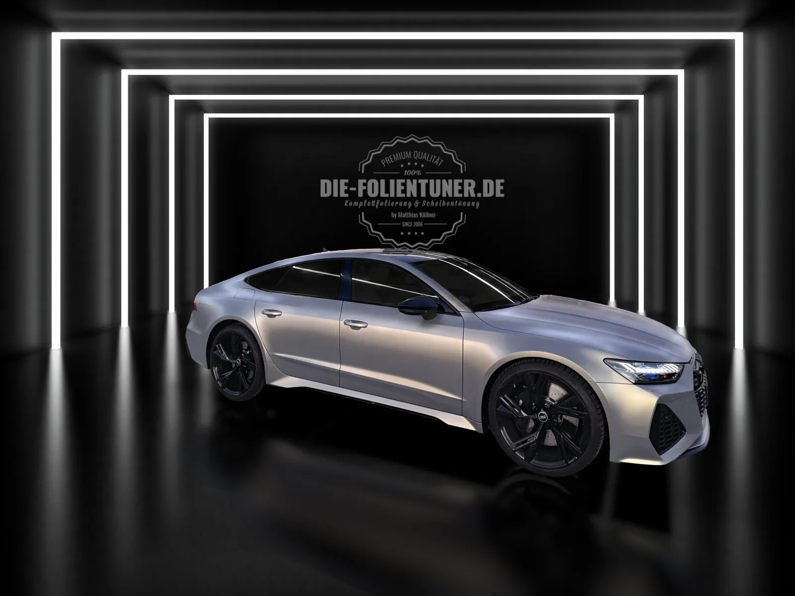 Audi RS7 Sportback, mattgrau foliert, im Lichttunnel.